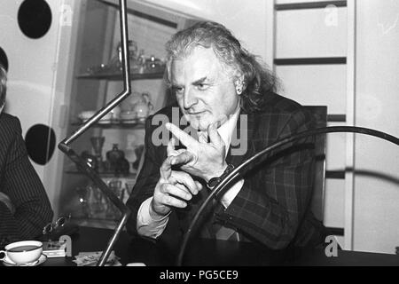 L'artista ceco Milan Knizak (nato nel 1940) nel suo studio di Praga. Knizak era uno dei rappresentanti del movimento Fluxus, professore presso la Accademia di Belle Arti di Praga e dal 1990 al 1997 il suo direttore. Tra il 1999 e il 2011 Knizak era anche direttore del Prague National Gallery. Foto Stock