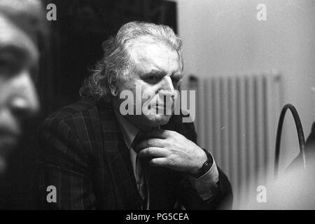 L'artista ceco Milan Knizak (nato nel 1940) nel suo studio di Praga. Knizak era uno dei rappresentanti del movimento Fluxus, professore presso la Accademia di Belle Arti di Praga e dal 1990 al 1997 il suo direttore. Tra il 1999 e il 2011 Knizak era anche direttore del Prague National Gallery. Foto Stock