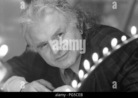 L'artista ceco Milan Knizak (nato nel 1940) nel suo studio di Praga. Knizak era uno dei rappresentanti del movimento Fluxus, professore presso la Accademia di Belle Arti di Praga e dal 1990 al 1997 il suo direttore. Tra il 1999 e il 2011 Knizak era anche direttore del Prague National Gallery. Foto Stock