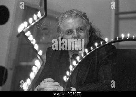 L'artista ceco Milan Knizak (nato nel 1940) nel suo studio di Praga. Knizak era uno dei rappresentanti del movimento Fluxus, professore presso la Accademia di Belle Arti di Praga e dal 1990 al 1997 il suo direttore. Tra il 1999 e il 2011 Knizak era anche direttore del Prague National Gallery. Foto Stock