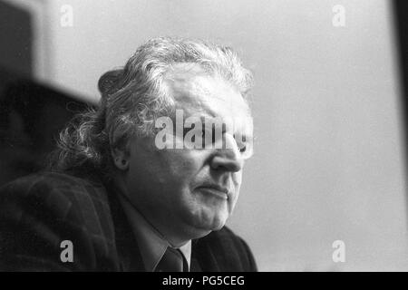 L'artista ceco Milan Knizak (nato nel 1940) nel suo studio di Praga. Knizak era uno dei rappresentanti del movimento Fluxus, professore presso la Accademia di Belle Arti di Praga e dal 1990 al 1997 il suo direttore. Tra il 1999 e il 2011 Knizak era anche direttore del Prague National Gallery. Foto Stock