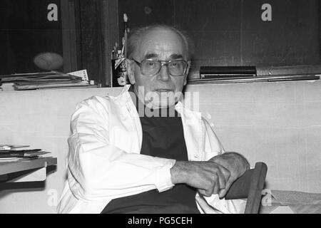 L'artista ceco Jiri Kolar (1914-2002) nel suo studio a Parigi. Kolar è stato co-fondatore dell'artista Skupina collettiva 42 (Gruppo 42), un firmatario della carta 77 e uno dei più noti dissidenti del regime cecoslovacco. Foto Stock