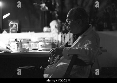 L'artista ceco Jiri Kolar (1914-2002) nel suo studio a Parigi. Kolar è stato co-fondatore dell'artista Skupina collettiva 42 (Gruppo 42), un firmatario della carta 77 e uno dei più noti dissidenti del regime cecoslovacco. Foto Stock