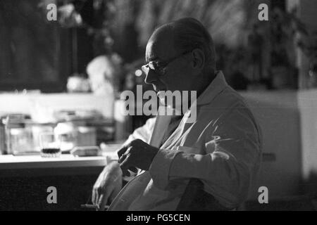 L'artista ceco Jiri Kolar (1914-2002) nel suo studio a Parigi. Kolar è stato co-fondatore dell'artista Skupina collettiva 42 (Gruppo 42), un firmatario della carta 77 e uno dei più noti dissidenti del regime cecoslovacco. Foto Stock