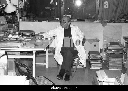 L'artista ceco Jiri Kolar (1914-2002) nel suo studio a Parigi. Kolar è stato co-fondatore dell'artista Skupina collettiva 42 (Gruppo 42), un firmatario della carta 77 e uno dei più noti dissidenti del regime cecoslovacco. Foto Stock