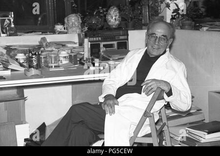 L'artista ceco Jiri Kolar (1914-2002) nel suo studio a Parigi. Kolar è stato co-fondatore dell'artista Skupina collettiva 42 (Gruppo 42), un firmatario della carta 77 e uno dei più noti dissidenti del regime cecoslovacco. Foto Stock