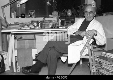 L'artista ceco Jiri Kolar (1914-2002) nel suo studio a Parigi. Kolar è stato co-fondatore dell'artista Skupina collettiva 42 (Gruppo 42), un firmatario della carta 77 e uno dei più noti dissidenti del regime cecoslovacco. Foto Stock