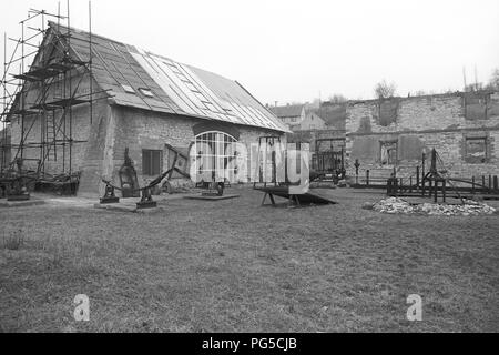 Il giardino di studio di Ales Vesely. La Repubblica ceca pittore e scultore è noto soprattutto per la sua monumentale in pietra e sculture di metallo. Dal 1990 Vesely era un professore presso la Accademia di Praga di Belle Arti. Foto Stock