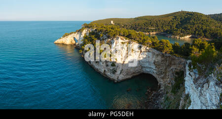 Sera d'estate mare paesaggio con Architello (Arch) di San Felice sul Gargano in Puglia, Italia. Foto Stock