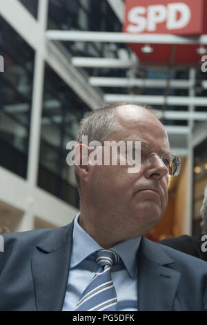 Berlino, GER, 26.06.2013: Ritratto Peer Steinbrueck, uomo politico tedesco della SPD alla presentazione del libro in Willy-Brandt-casa: "Willy Brandt e Guenter Grass: la lettera cambio' con Guenter Grass, scrittore e Peer Steinbrueck, SPD-politico e cancelliere candidato. Leggere da Burghart Klaussner e Dieter Mann, attori Foto Stock