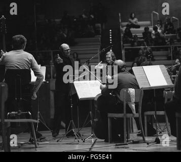 Mauricio Kagel (compositore Argentino e il conduttore prima del concerto presso il campione nella Musikhochschule) - 12/04/1981 Foto Stock