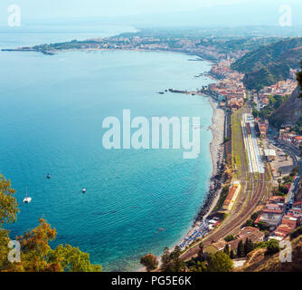 Bellissima Taormina e Giardini Naxos vista dall alto, Sicilia, Italia. Seascape siciliano con costa, spiagge e Isola Bella. I popoli unrecognizabl Foto Stock