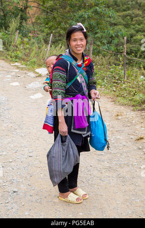 Donna e bambino del Nero comunità Hmong, SAPA, Vietnam Foto Stock