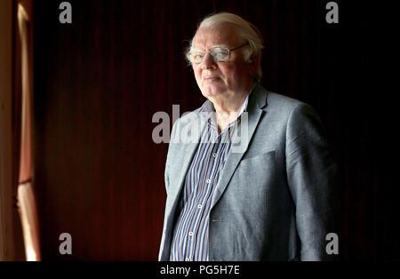 Austin Currie, ex MP, TD e ministro irlandese, durante un'intervista in vista del cinquantesimo anniversario del primo dei diritti civili Marzo in Irlanda del Nord. Foto Stock