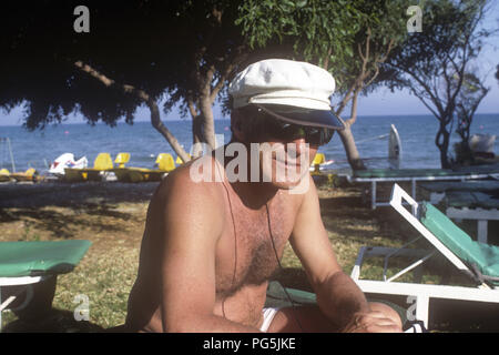 Il pittore ceco Josef Jira durante una vacanza a Cipro. Foto Stock