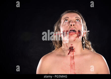 Plastica nell'Oceano orrore pezzo - Sangue / Gore / paglia di plastica fino a una ragazza del naso Foto Stock