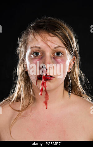 Plastica nell'Oceano orrore pezzo - Sangue / Gore / paglia di plastica fino a una ragazza del naso Foto Stock