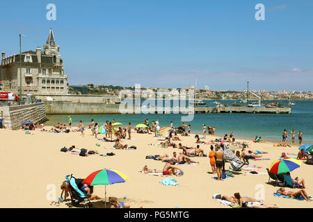 CASCAIS, Portogallo - 25 giugno 2018: spiaggia nel villaggio turistico di Cascais, Portogallo Foto Stock