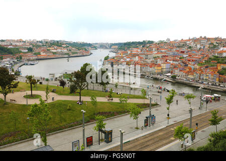 PORTO, Portogallo - 20 giugno 2018: la splendida vista della città di Porto e la città di Vila Nova de Gaia con il fiume Douro al centro, Portogallo Foto Stock