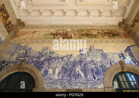 Azulejos sulla parete della cattedrale di Porto, Portogallo Foto Stock