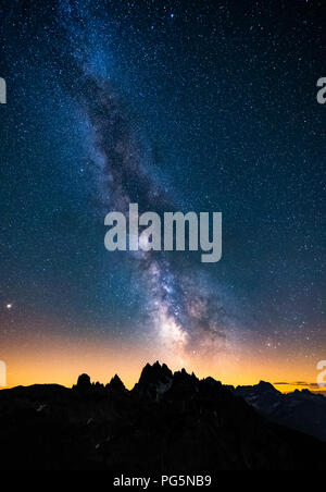 Modo Mliky oltre le Alpi Mountain, Dolomiti, Italia Foto Stock