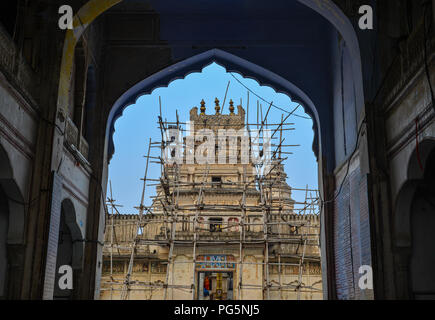 Pushkar, India - 5 Nov 2017. Tempio indù, vista dal cancello di legno in Pushkar, India. Pushkar è un luogo di pellegrinaggio per gli indù e sikh, situato in sta Foto Stock