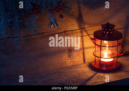 Sfondi Natalizi Lanterna.Lanterna Di Natale Nella Notte Sul Vecchio Sfondo Di Legno Foto Stock Alamy