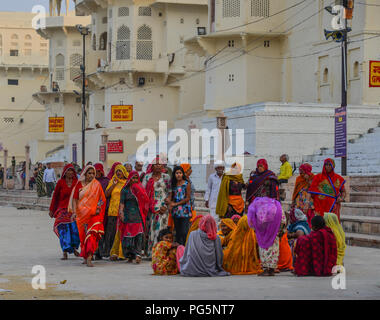 Pushkar, India - 5 Nov 2017. Le Donne indiane al luogo santo in Pushkar, India. Pushkar è un luogo di pellegrinaggio per gli indù e sikh, che si trova in stato di Raja Foto Stock