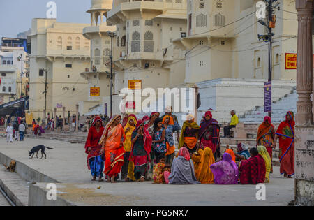 Pushkar, India - 5 Nov 2017. Le Donne indiane al luogo santo in Pushkar, India. Pushkar è un luogo di pellegrinaggio per gli indù e sikh, che si trova in stato di Raja Foto Stock