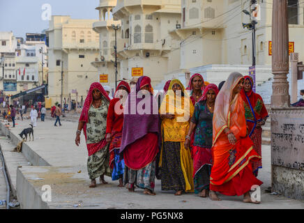 Pushkar, India - 5 Nov 2017. Le Donne indiane al luogo santo in Pushkar, India. Pushkar è un luogo di pellegrinaggio per gli indù e sikh, che si trova in stato di Raja Foto Stock