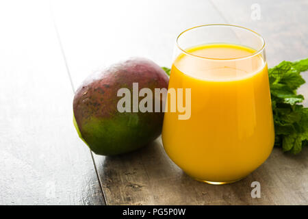 Mango Lassi dessert. Indiana tradizionale drink sul tavolo di legno. Foto Stock