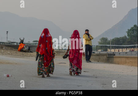 Pushkar, India - 5 Nov 2017. Le Donne indiane al luogo santo in Pushkar, India. Pushkar è un luogo di pellegrinaggio per gli indù e sikh, che si trova in stato di Raja Foto Stock