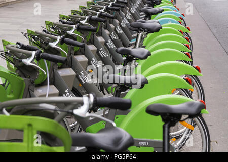 Parigi Velib bicicletta - Velib noleggio biciclette in corrispondenza di una stazione di aggancio a Parigi, in Francia, in Europa. Foto Stock
