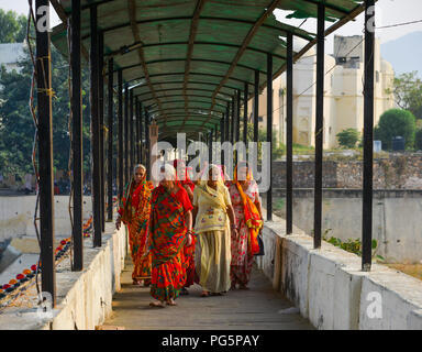 Pushkar, India - 5 Nov 2017. Le Donne indiane al luogo santo in Pushkar, India. Pushkar è un luogo di pellegrinaggio per gli indù e sikh, che si trova in stato di Raja Foto Stock