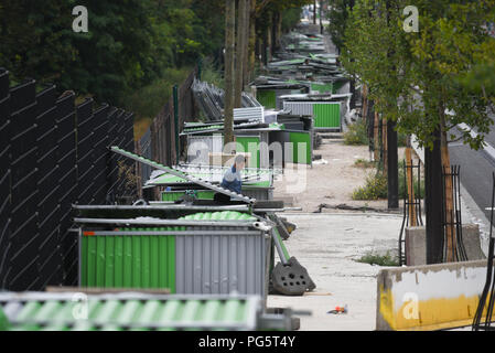 Agosto 14, 2018 - Parigi, Francia: Afgana migranti in un campo di fortuna vicino a Porte de la Chapelle a Parigi. La polizia francese rimuovere regolarmente i migranti' tende in un tentativo di prevenire la creazione di grandi campi di migranti a Parigi. Une centaine de migranti afgani dorment dans des cabanes construites avec des barrieres de chantier a proximite de la porte de la Chapelle. *** La Francia / NESSUNA VENDITA A MEDIA FRANCESI *** Foto Stock