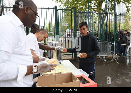 Agosto 14, 2018 - Parigi, Francia: ONG Aurore non una distribuzione di cibo per i migranti a Porte de la Chapelle a Parigi. La distribuzione de nourriture de l'associazione Aurore pour les migranti vivant a proximite de la porte de la Chapelle. *** La Francia / NESSUNA VENDITA A MEDIA FRANCESI *** Foto Stock