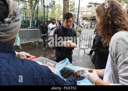 Agosto 14, 2018 - Parigi, Francia: ONG Aurore non una distribuzione di cibo per i migranti a Porte de la Chapelle a Parigi. La distribuzione de nourriture de l'associazione Aurore pour les migranti vivant a proximite de la porte de la Chapelle. *** La Francia / NESSUNA VENDITA A MEDIA FRANCESI *** Foto Stock