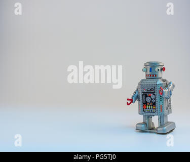 La precisione di un orologio di stagno robot con sbiadito sfondo bianco Foto Stock
