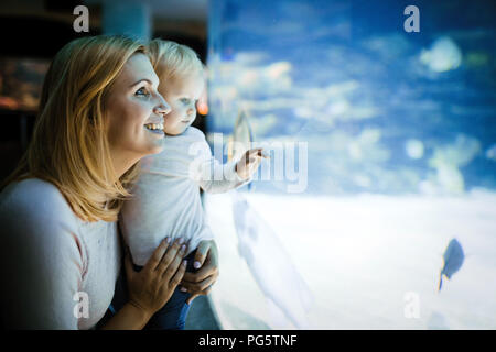 La madre e il figlio di lei la visione di vita di mare Foto Stock