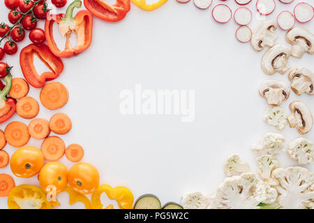 Vista superiore del crudo fresco affettato verdure organiche isolati su sfondo bianco Foto Stock