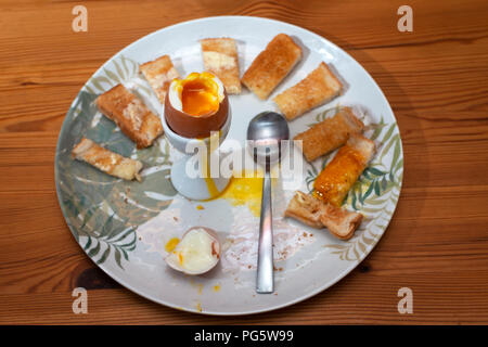 In parte mangiato uova sode con soldati tostato Foto Stock