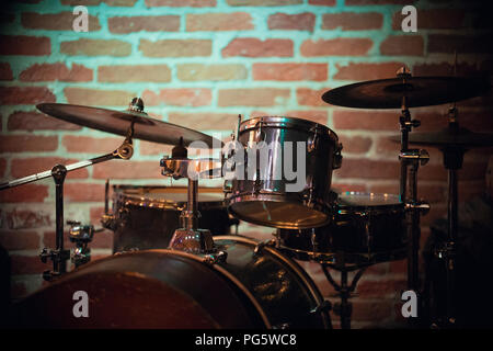 Un bel cesto si erge contro un muro di mattoni in un jazz bar Foto Stock