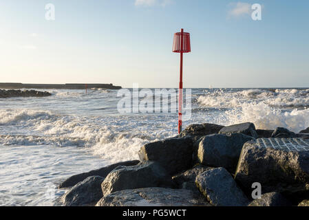 Onde che si infrangono sulla spiaggia a Skinningrove vicino cambs, North Yorkshire, Inghilterra. Foto Stock