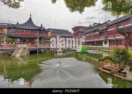 Shanghai, Cina - 16 Marzo 2018 - i turisti in visita alla Yu Garden District, un antico giardino cinese con edifici tradizionali in Shanghai, Chi Foto Stock