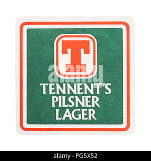 LONDON, Regno Unito - 22 agosto 2018: Tennent's pilsner lager carta vintage birra beermat coaster isolati su sfondo bianco. Foto Stock