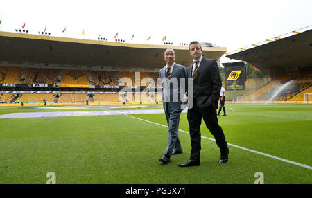 Wolverhampton Wanderers il proprietario del club e la Presidente Internazionale della Fosun il sig. Guo Guangchang (sinistra) e Wolverhampton Wanderers Managing Director Laurie Dalrymple Foto Stock