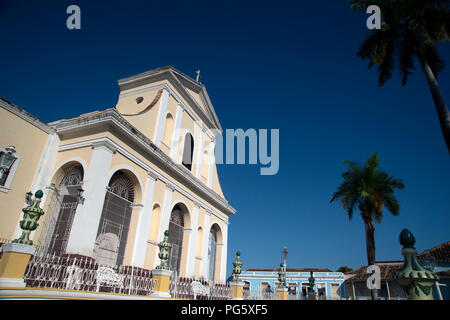 Angolo di visualizzazione cercando fino in corrispondenza della facciata anteriore della Iglesia Parroquial de la Santisima Trinidad chiesa in Plaza Major Trinidad Cuba Foto Stock