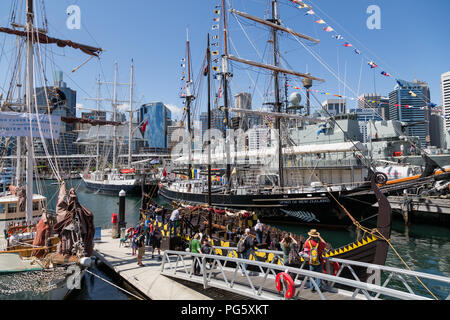 Spirito di Nuova Zelanda Tall Ship e Viking Longboat in Darling Harbour, Sydney, Australia il 4 ottobre 2013 Foto Stock