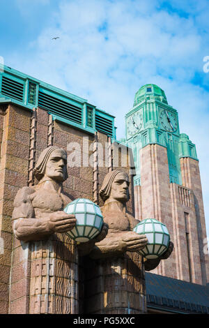 Uomini di pietra Helsinki, vista di due enormi statue di granito (gli "uomini tonali") che tengono luci a globo situato all'ingresso della stazione ferroviaria centrale. Foto Stock