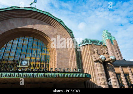 Stazione ferroviaria centrale di Helsinki, vista sull'ingresso della stazione centrale di Helsinki, in stile Liberty, progettata da Eliel Saarinen nel 1919, in Finlandia. Foto Stock